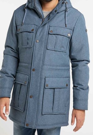Blaue, gepolsterte Jacke mit Reißverschluss, mehreren Fronttaschen und Kapuze. Hergestellt aus einem weichen, strukturierten Stoff mit einem lässigen Design.