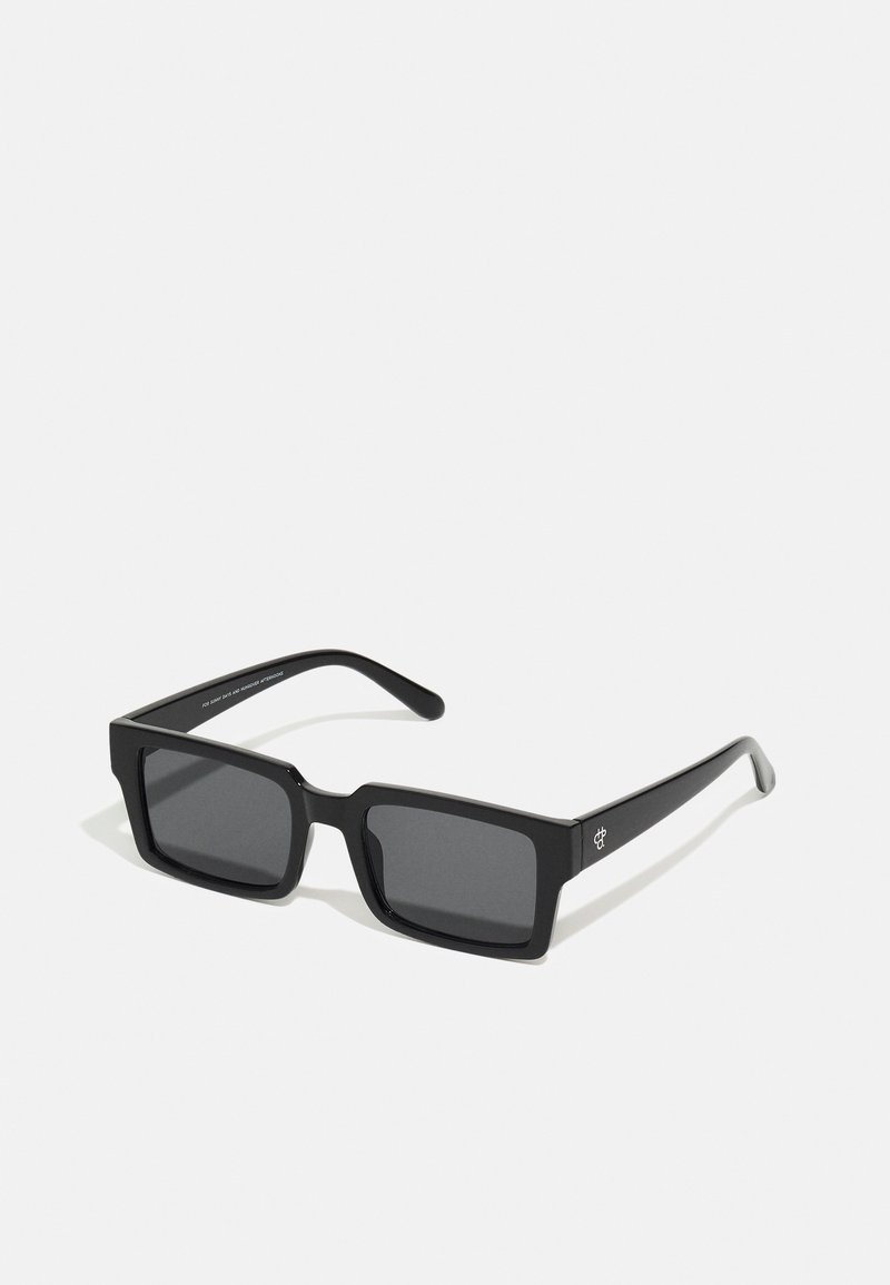 Ochelari de soare dreptunghiulari negri cu lentile întunecate; fabricați din plastic, având un finisaj neted, rame groase și un branding subtil pe lateral.