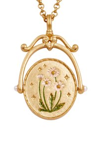 Zlatý prívesok na náhrdelníku s oválnym dizajnom a textúrovaným povrchom, znázorňujúci ružové kvety a listy, doplnený malými hviezdami a perlami.