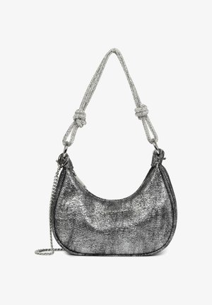 Błyszcząca srebrna torebka w kształcie półksiężyca z plecionym paskiem na ramię z węzłami i małym metalowym łańcuszkiem po boku.