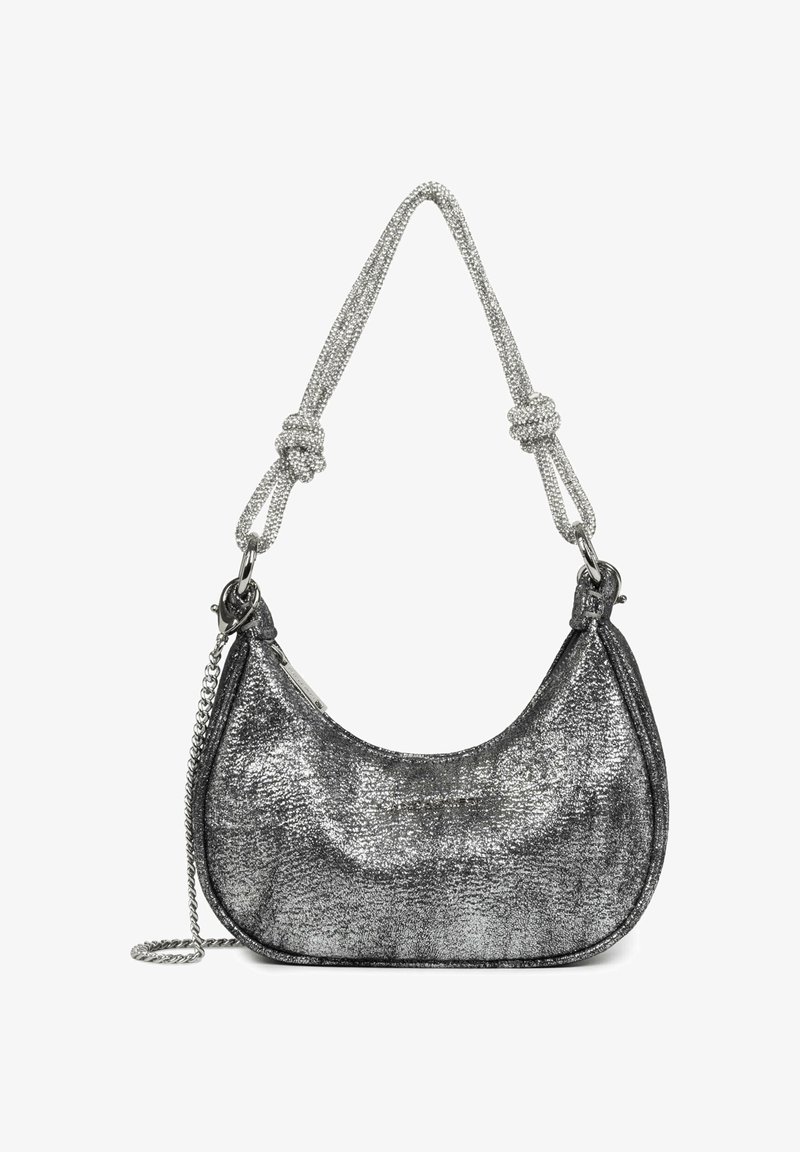Glinsterende zilveren handtas in de vorm van een halve maan met een schouderband van geknoopt touw en een klein metalen kettingdetail aan de zijkant.