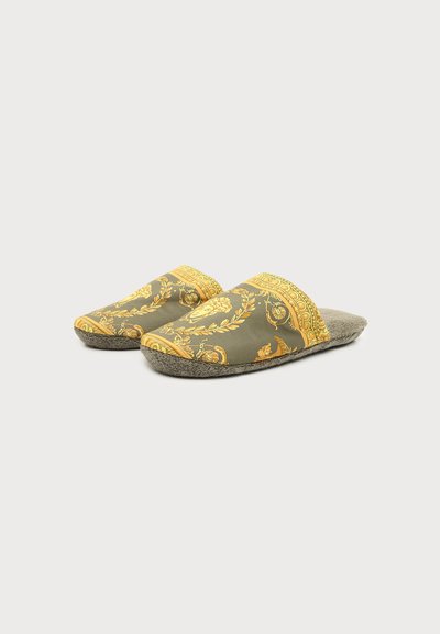 Ζευγάρι πράσινες παντόφλες τύπου slip-on με πολύπλοκο χρυσό μπαρόκ σχέδιο και μαλακή γκρι σόλα σε ανοιχτό φόντο.