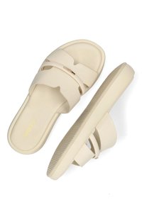 Beiga halksandaler med en slät, matt yta, breda korsande remmar och en texturerad sula för bra grepp. Dekorativt metalldetalj ingår.