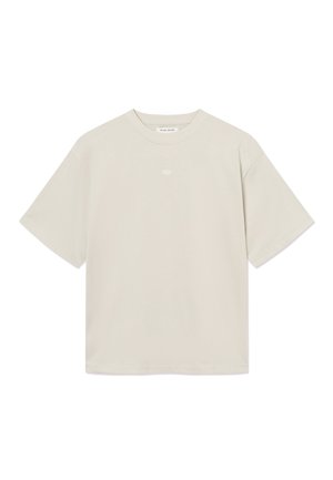 Jasnobeżowy bawełniany t-shirt z krótkim rękawem, okrągłym dekoltem oraz małym białym wytłoczonym logo "Wood Wood" na środku klatki piersiowej.