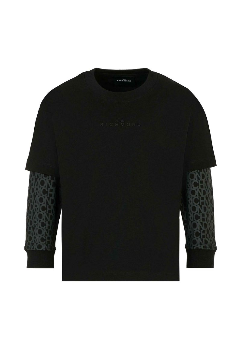 T-shirt noir à manches courtes, avec un design de manches gris foncé texturé et du texte répété. Marquage subtil au niveau de la poitrine.