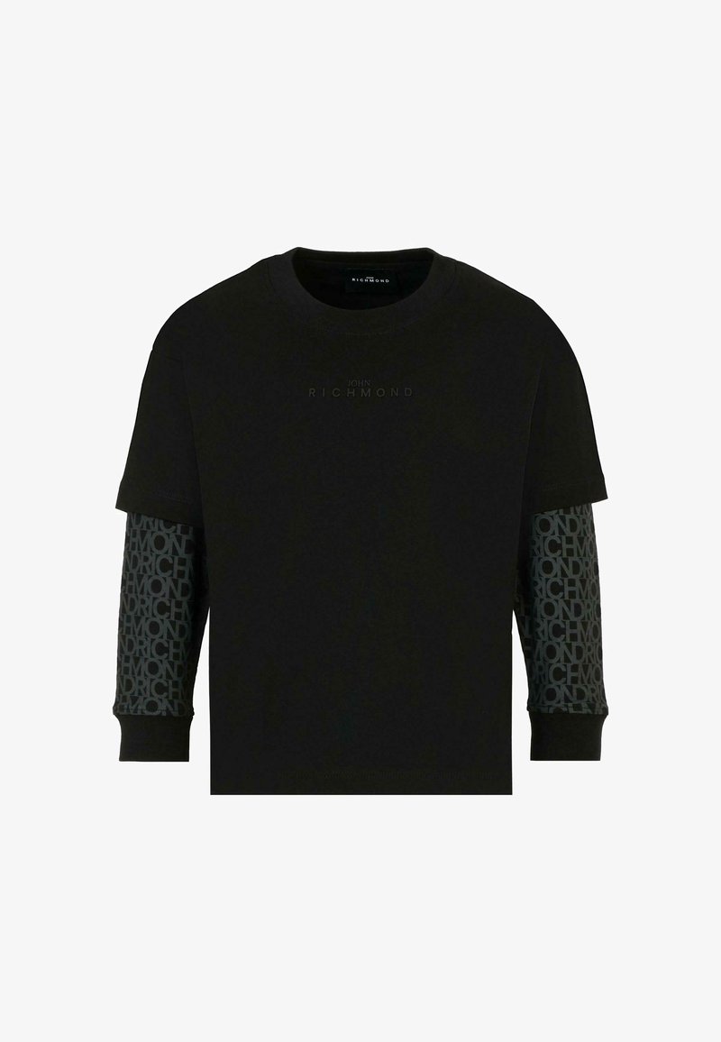 T-shirt noir à manches courtes, avec un design de manches gris foncé texturé et du texte répété. Marquage subtil au niveau de la poitrine.