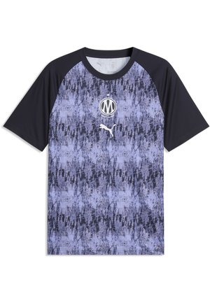 Sportshirt met korte mouwen met zwarte mouwen en een paars abstract patroon op het lichaam, met een wit Puma-logo en een cirkelvormig embleem op de borst.