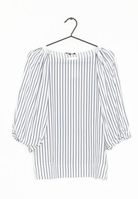 Blouse blanche à rayures verticales bleu marine, dotée d'un large décolleté et de manches bouffantes. Fabriquée en tissu léger à texture lisse.