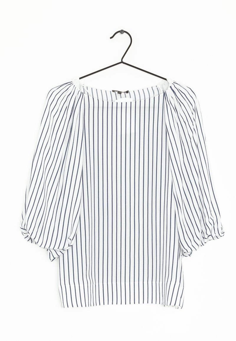 Blouse blanche à rayures verticales bleu marine, dotée d'un large décolleté et de manches bouffantes. Fabriquée en tissu léger à texture lisse.