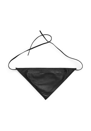 Bolso cinturón triangular de cuero negro con un bolsillo con cremallera y una correa larga ajustable sobre un fondo blanco.