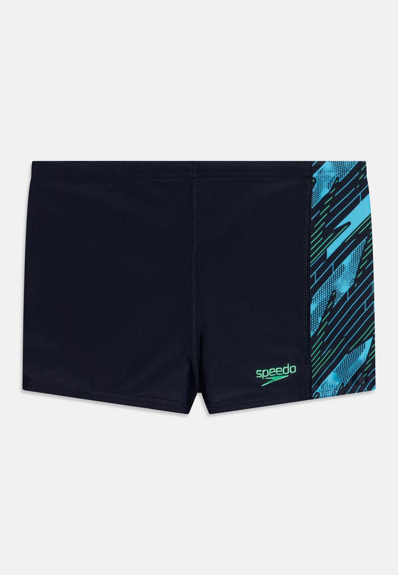 Bañador azul marino con un logo de Speedo en verde y un panel lateral estampado que presenta tonos de azul y verde con diseños abstractos.