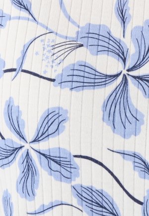 Witte geribbelde stof met lichtblauwe bloemenpatronen omlijnd en gedetailleerd met donkerblauwe lijnen.