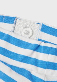 Niebiesko-białe paski materiału z zapięciem na guzik, posiada teksturowany biały pas i gładką fakturę.