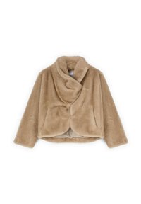 Giacca in ecopelliccia beige con collo a scialle, design avvolgente, due tasche frontali e texture morbida. Lunghezza corta.