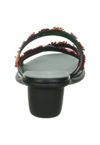 Schwarze Sandale mit einem breiten Riemen, der mit bunten Blumenakzenten verziert ist. Flache Sohle mit abgerundetem Absatz und glatter Textur.