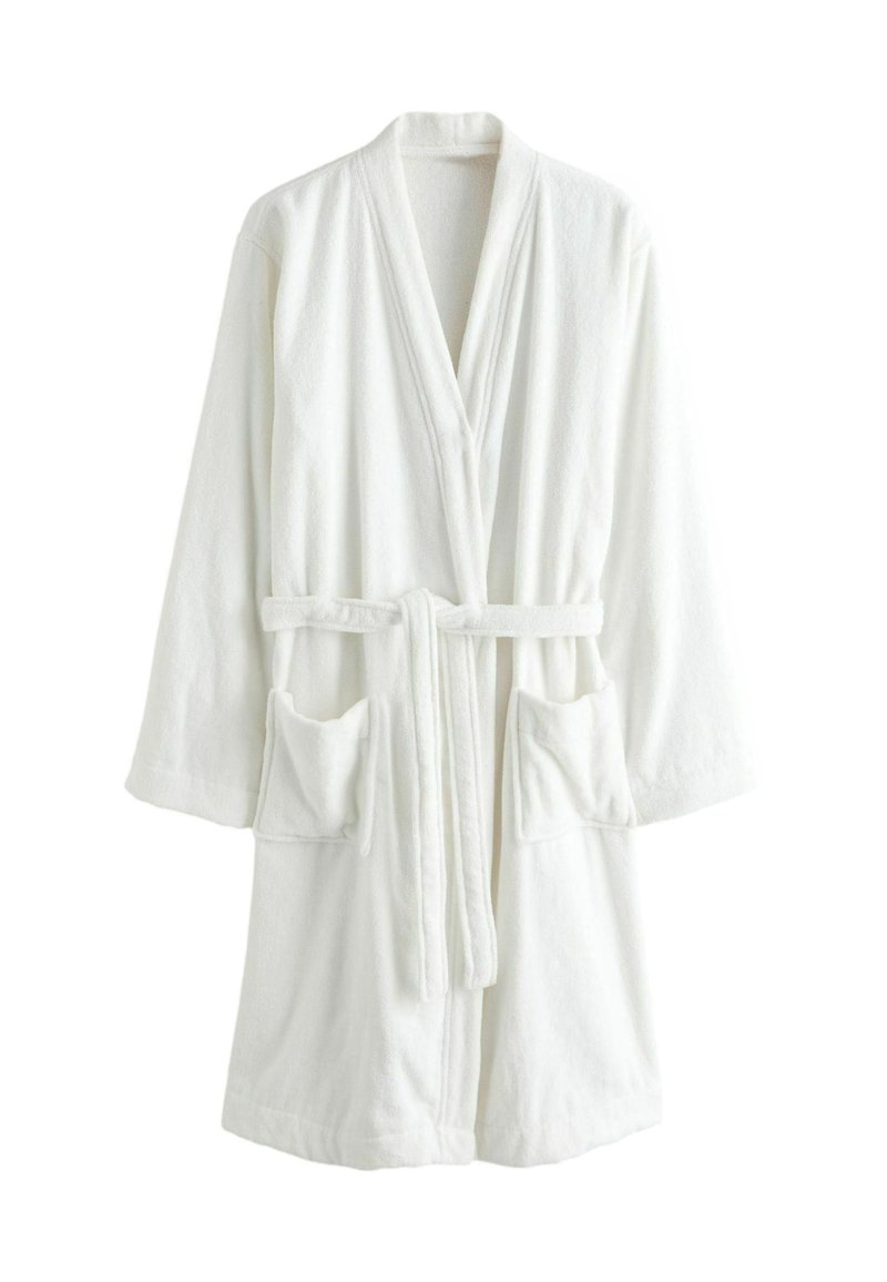 Weißer Bademantel aus Frottee mit langen Ärmeln, Taillengürtel und zwei Fronttaschen. Weicher Stoff mit einem einfachen, minimalistischen Design.