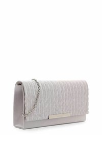 Pochette texte gris clair avec chaîne argentée et accent rectangulaire en métal sur le rabat avant, inclinée sur fond blanc.