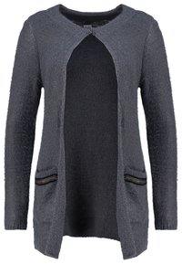 Tmavě šedý cardigan s otevřeným předním zapínáním a dlouhými rukávy, který má dvě přední kapsy a černobílý lem.