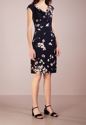 Robe bleu marine avec un col bénitier, manches courtes et imprimé floral rose et blanc. Tissu lisse avec une silhouette ajustée et un ourlet arrivant au genou.