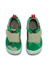 Scarpe verdi con motivo, dotate di una fascia in velcro, caratterizzate da una punta arrotondata e suola in gomma testurizzata. Accentuate da un pull tab rosso sul tallone.