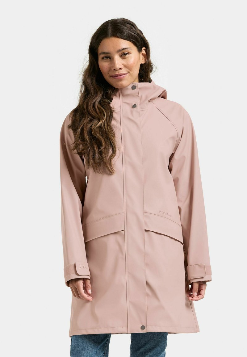 Lyserød vandtæt jakke med høj krave, trykknapslukning og lange ærmer. Har et lige snit og sidelommer.