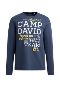 Marineblaues Langarm-T-Shirt aus Baumwolle; mit großem weißem und gelbem Schriftzug "CAMP DAVID" und "#1"; Rundhalsausschnitt mit lockerem Schnitt.