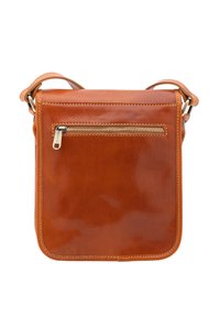 Borsa a tracolla in pelle marrone con tasca frontale con zip, forma rettangolare piatta, texture liscia e dettagli con cuciture a contrasto.