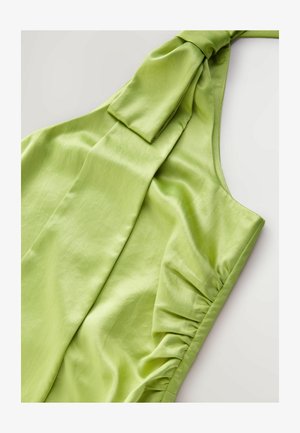Heleroheline satiinist kleit, millel on õlal lipsu sõlmimine ja ühelt poolt kogutud tekstuur. Sile, läikiv viimistlus ja varrukateta disain.