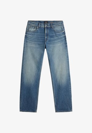 Ravne modre kavbojke iz denima s postopnim pranjem, pet žepov in z gumbom za zapiranje na beli podlagi.