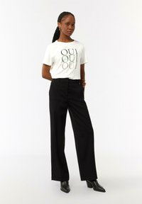 comma MIT STRASSAPPLIKATION - Print T-shirt - weiß