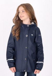 Tamsiai mėlynas vandeniui atsparus džemperis su kapišonu, sidabriniai aksesuarai, priekinės kišenės ir atspindinčios juostelės. Ant krūtinės yra maža skėčio logotipo detalė.