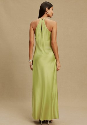 Langes, ärmelloses Kleid aus hellgrünem Satin mit hohem Ausschnitt und Schlüsselloch-Detail am Rücken, glatte Textur, bodenlanger Schnitt.
