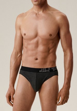 Szare bawełniane slipy z czarnym elastycznym pasem na którym widnieje napis "LIFE IS ATLANTIC". Zaprojektowane z myślą o dopasowanym kroju oraz miękkiej teksturze.
