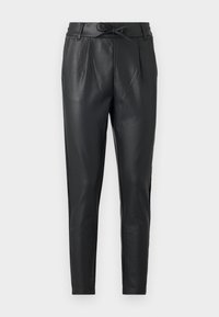 Pantalon slim noir en faux cuir avec taille à cordon et passants de ceinture présenté sur un fond clair uni.