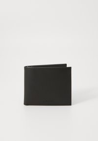 Portafoglio in pelle nera con design piegato, dotato di bordi cuciti e un logo discreto sulla parte anteriore, texture liscia, forma compatta.