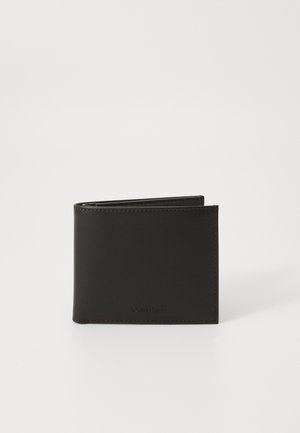 Portafoglio in pelle nera con design piegato, dotato di bordi cuciti e un logo discreto sulla parte anteriore, texture liscia, forma compatta.