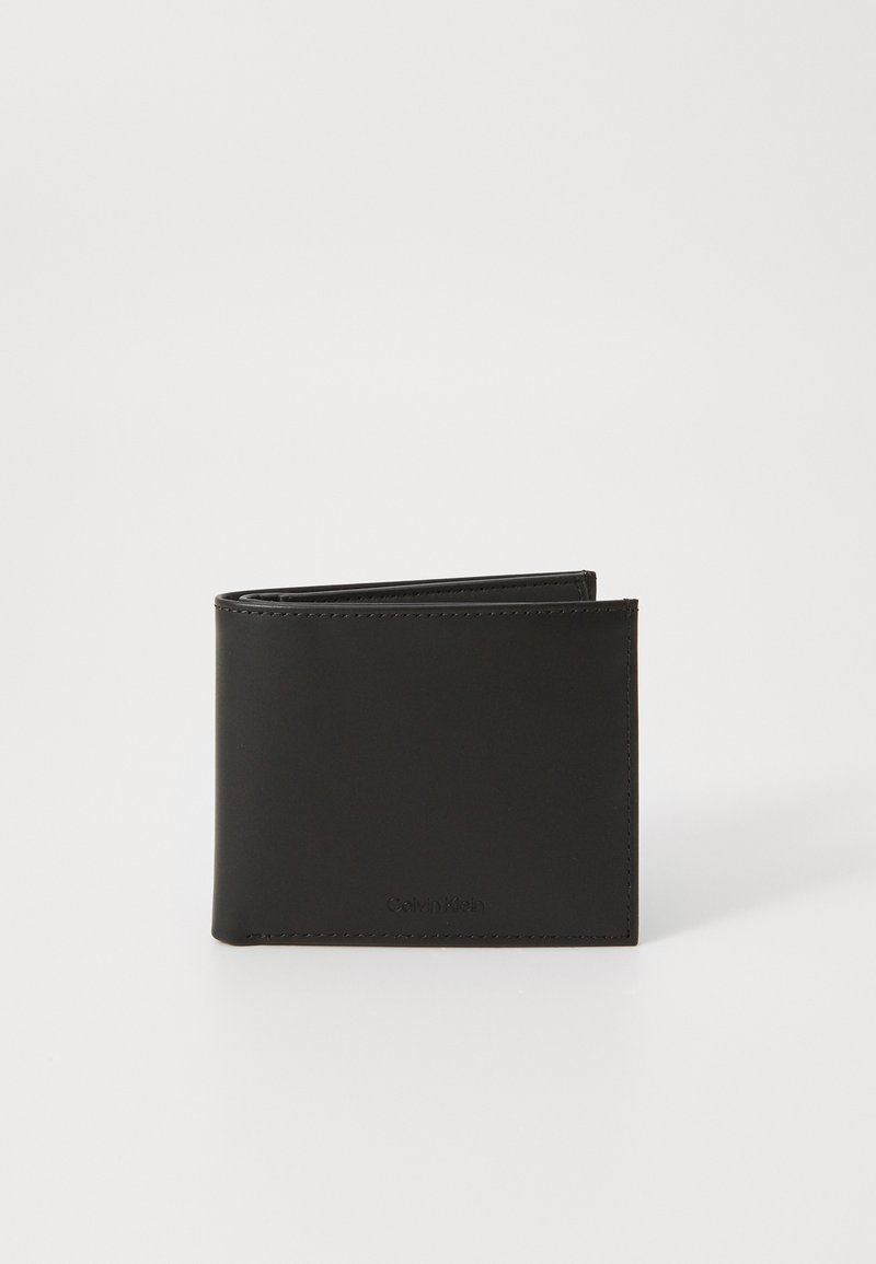 Portafoglio in pelle nera con design piegato, dotato di bordi cuciti e un logo discreto sulla parte anteriore, texture liscia, forma compatta.