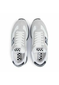 Grijze suède en witte mesh sneakers met zwarte accenten, voorzien van witte veters, geruite details en een afgeronde teenvorm.