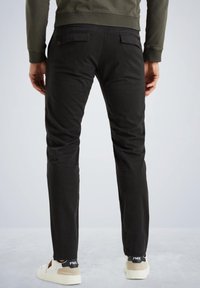 Sproščene črne hlače iz bombažnega mešanice. Imajo dve zadnji žepi, gladko teksturo in so v paru z belimi in črnimi supergami.