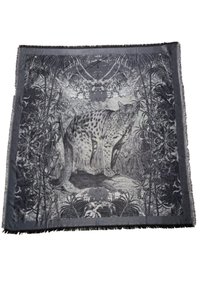 Écharpe à motifs noir et gris présentant un léopard entouré de feuillage, finition avec un bord frangé pour plus de texture.