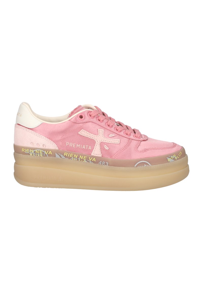 Rosa Wildleder-Sneaker mit cremefarbenen Akzenten, dicker durchsichtiger Sohle, Schnürung vorne und bedrucktem Text an der Seite und Sohle. Markenlogo sichtbar.