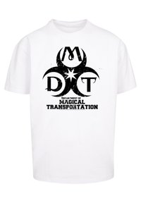 Balta medvilnė marškinėliai su juodu biohazard simboliu, ant kurio pavaizduotos raidės "M" ir "D T", o žemiau atspausdinta "Stebuklingo transporto departamentas".