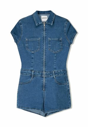 Salopette corta in denim con colletto, maniche corte, chiusura con zip anteriore, due tasche sul petto e vita aderente. Colore blu, tessuto testurizzato.