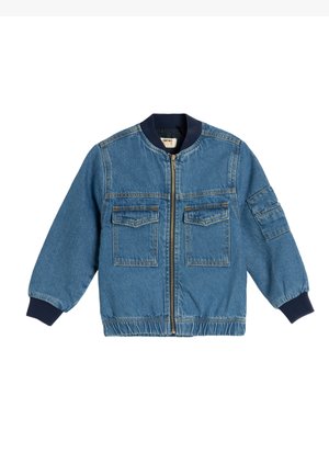 Denim bomberjakke i lyseblå med ribstrikkede navy manchetter og krave, der har to forlommer og lynlås foran.