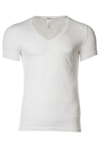 Hvid, kortærmet V-hals t-shirt lavet af letvægtsstof; glat tekstur med en tætsiddende pasform og ingen synlige mønstre eller accenter.