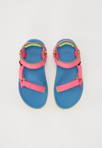 Blå sandaler med rosa og grønne nylonstropper, med en polstret såle og justerbare anklestropper for sikker passform.