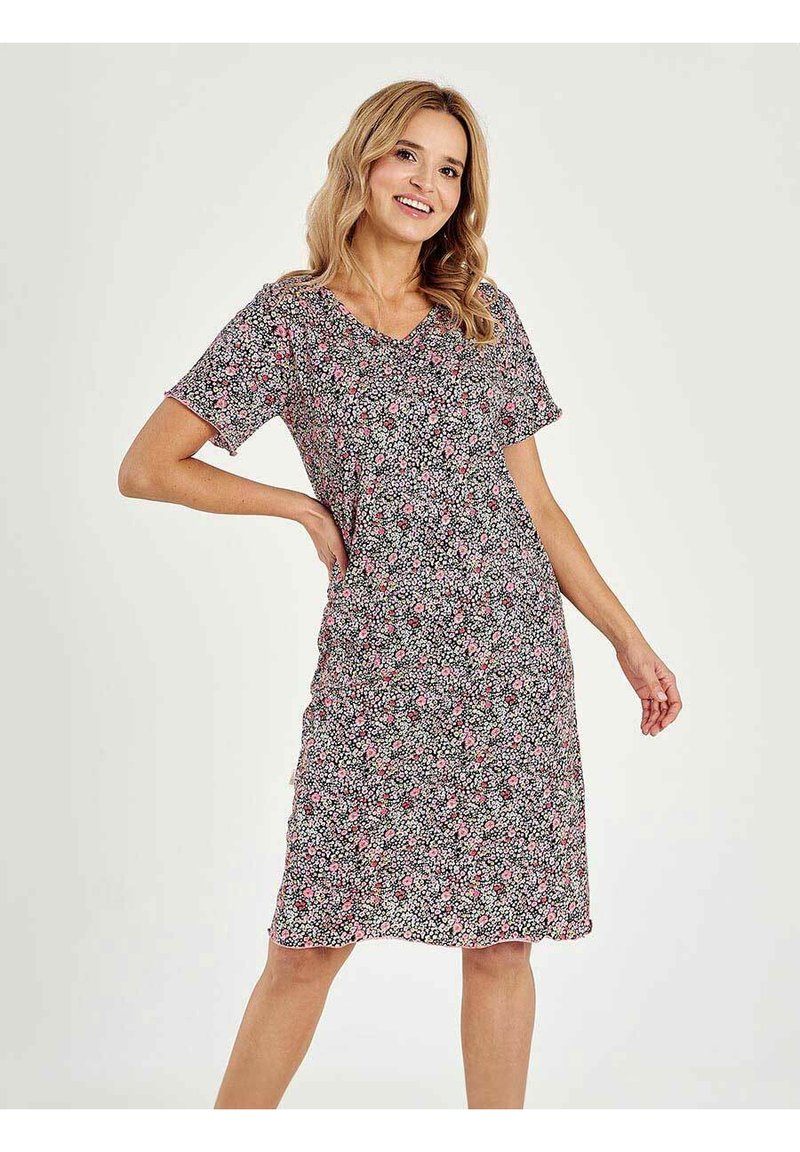 Sukienka w kwiaty z dekoltem w serek, krótkimi rękawami i dopasowaną talią. Przeważająca czerń z drobnymi różowymi i białymi wzorami kwiatowymi.