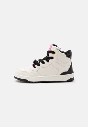 Baskets montantes blanches avec semelle noire, lacets noirs, œillets roses et jaunes, talon noir et détail rose sur la languette sur fond uni.