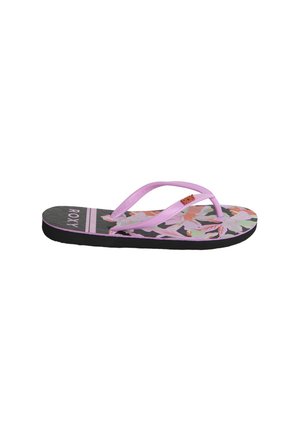 Rosa flip-flop med blommönster på en svart bas, med tunna remmar och en texturerad fotbädd, märkt med "Roxy."
