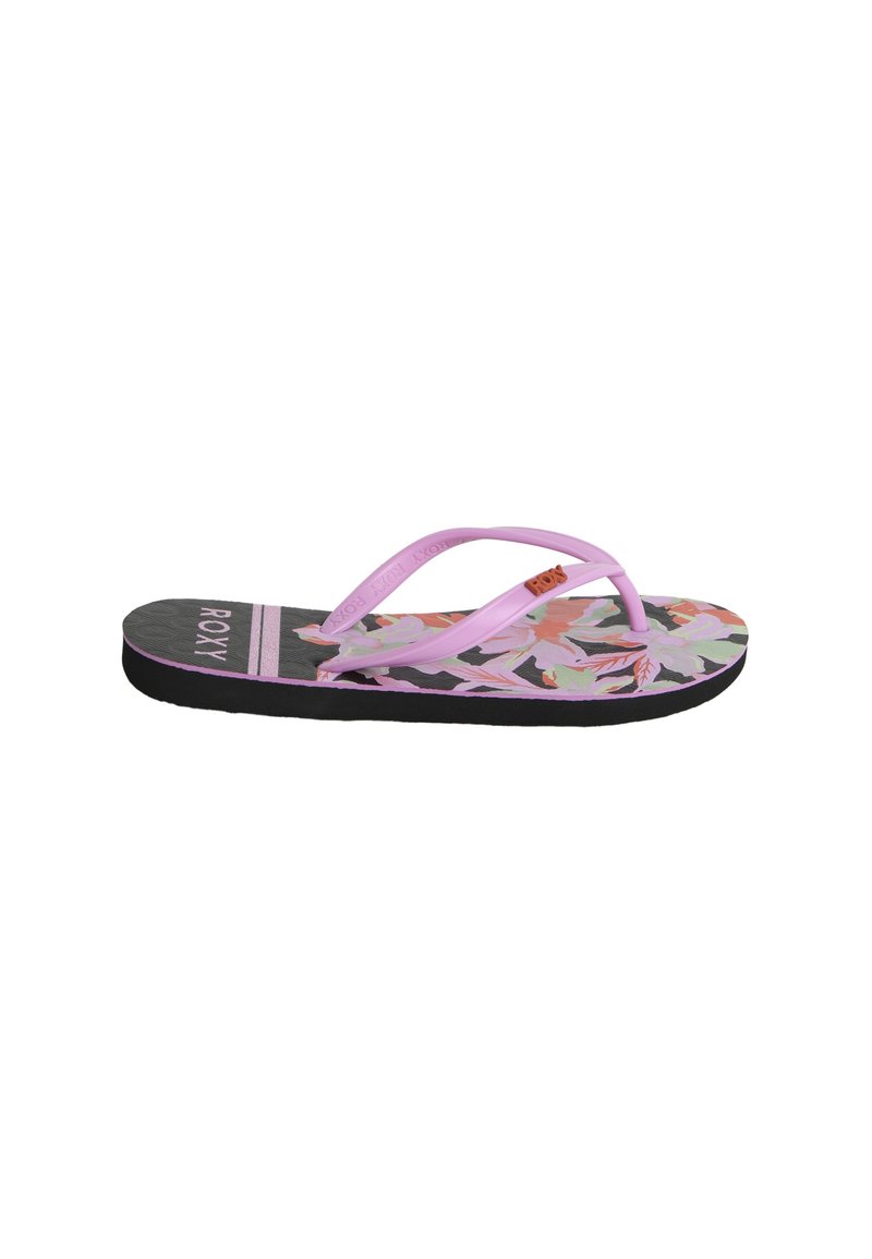 Rosa flip-flop med blommönster på en svart bas, med tunna remmar och en texturerad fotbädd, märkt med "Roxy."